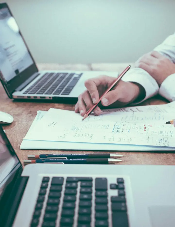 Tavolo di lavoro con documenti e progetti tecnici